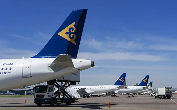 Perusahaan Air Astana Mengangkut Pesawat Bandara Umum Pada Hari Yang — Stok Foto