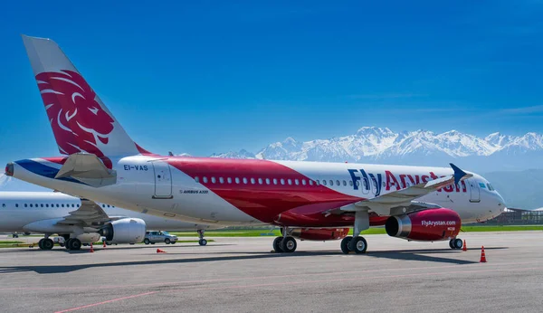 Güneşli bir günde halka açık havaalanında arystan nakliye uçağı uçurmak