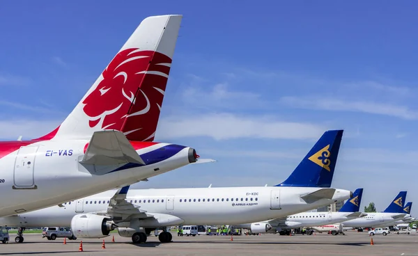 Güneşli bir günde halka açık havaalanında çeşitli nakliye uçakları