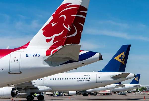 Güneşli bir günde halka açık havaalanında çeşitli nakliye uçakları