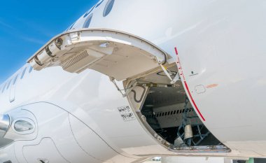 Uçak kargo ambarının kapısına yakın çekim