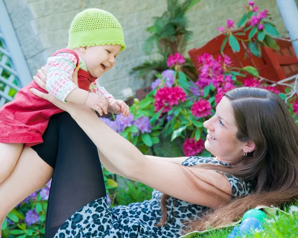 Mutter spielt mit Baby — Stockfoto