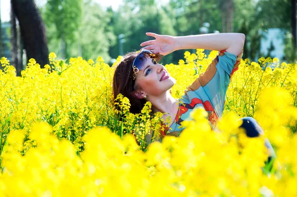 Young woman enjoying nature — Stock Photo, Image