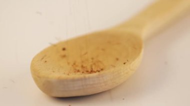 Kuru sumac yukarıdan ahşap bir kepçeye saçıldı.