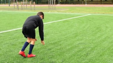 İki kız, iki oğlan altı tane burpee yapıyor.