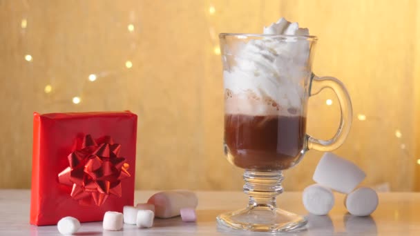 Подготовка горячего шоколада со сливками и зефиром — стоковое видео