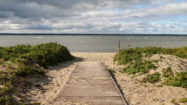 Vista pacífica a la orilla del mar Báltico en otoño — Vídeos de Stock