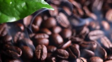 Kahve çekirdekleri odak dışı, yukarıda duman var. 