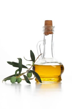 Beyaz arka planda izole edilmiş özel cam bir şişede ekstra saf zeytin yağı..