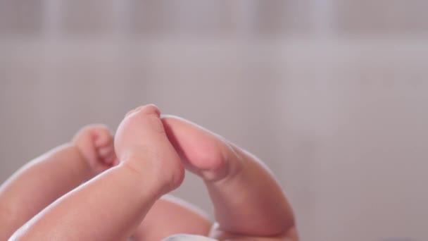 Pequenos pés de um deitado 6 meses Baby Close Up. — Vídeo de Stock