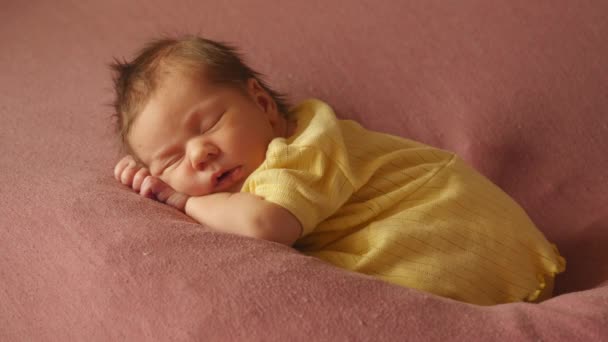 Bayi yang baru lahir sedang tidur. — Stok Video