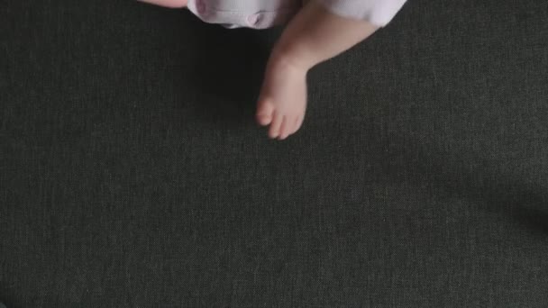 Kleine voeten van een liegen 6 maanden baby close up. — Stockvideo
