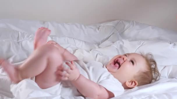 Mulher mãos cócegas adorável 7 mês bebê menina deitada na cama — Vídeo de Stock