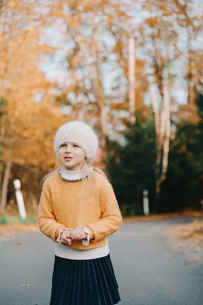 Portret van een schattig meisje in gele blouse en witte baret — Stockfoto