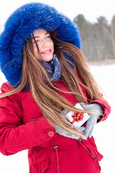 Young Smiling Woman Red Coat Blue Hood Hold Gift Box — Stock Photo, Image