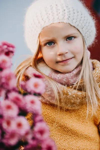 Sarı bluzlu ve beyaz bereli sevimli kızın portresi. — Stok fotoğraf