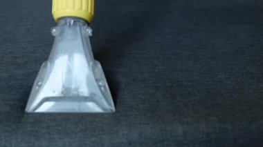 Su süpürgesiyle kanepeyi temizliyorum.