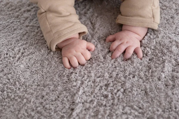 Manos de bebé arrastrándose en el suelo o la alfombra —  Fotos de Stock