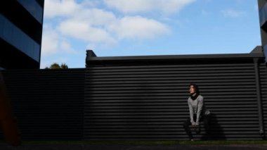 Dışarıda kettlebell çalışması yapan çekici, genç bir kadın.