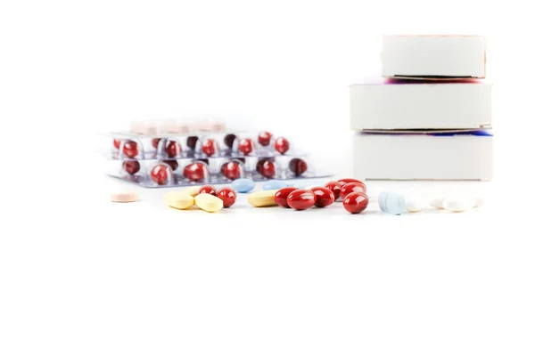 Varietà di diverse pillole e capsule sul tavolo bianco — Foto Stock