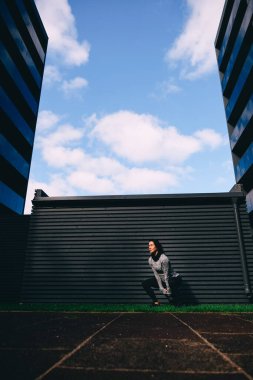 Dışarıda kettlebell çalışması yapan çekici, genç bir kadın.