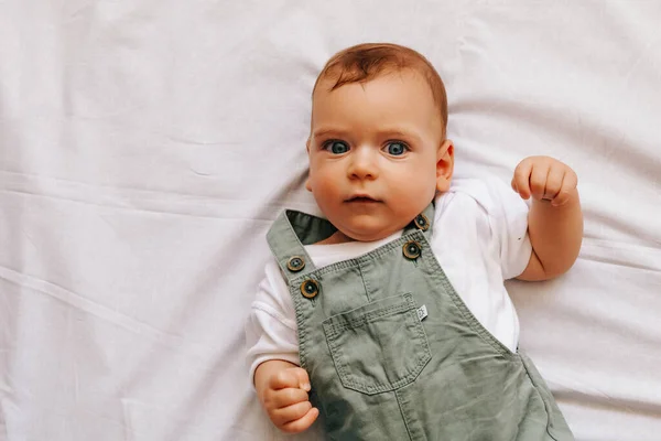 Schattige serieuze baby jongen op zoek naar camera — Stockfoto