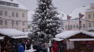 Tallinn. Estonya - 12.5.2021. Old Tallinn 'deki Noel Pazarı 