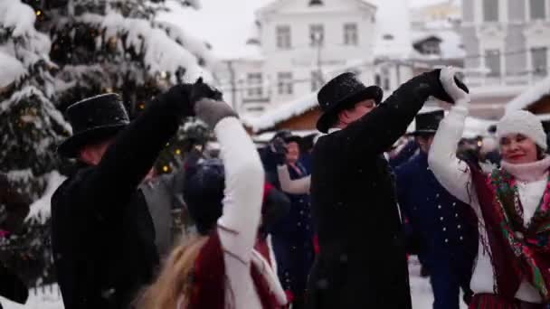 Tallin. Estonia - 12.5.2021. Bailes tradicionales en el mercado de Navidad en Tallin Viejo — Vídeos de Stock