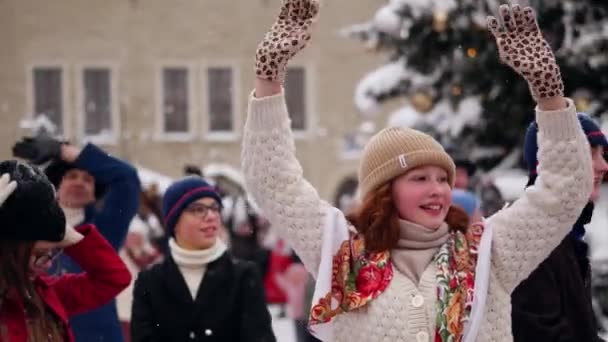 Tallinnban. Észtország - 2021. május 12. Hagyományos táncok a karácsonyi piacon a régi Tallinn. — Stock videók