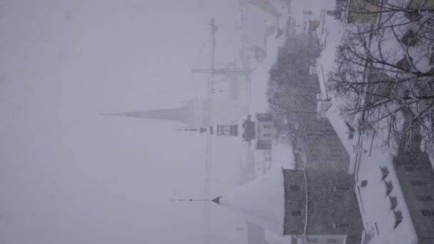 에스토니아 탈린에 있는 올드 타운의 멋진 겨울 하늘 풍경 — 비디오