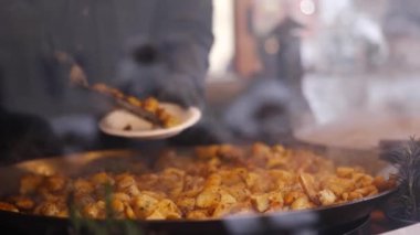 Noel pazarında patates pişirerek oyala. 