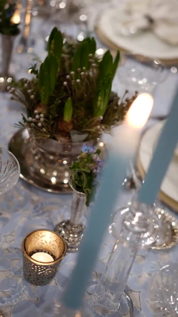 Kerst tafel instelling in witte en blauwe kleuren 's avonds. — Stockvideo