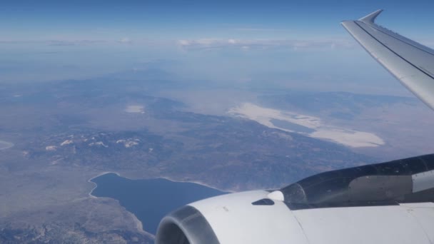 Der Blick aus dem Fenster des Flugzeugs. Nahaufnahme einer Turbine. — Stockvideo