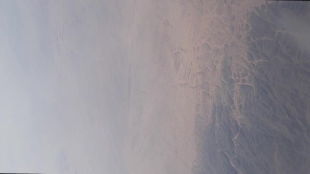 Дюны пустыни в тумане вид с самолета — стоковое видео
