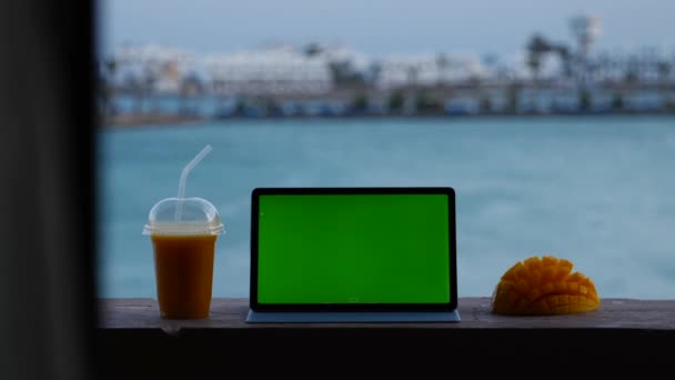 海の見えるバルコニーの緑の画面のタブレット — ストック動画