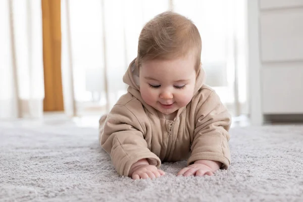 Feliz bebê rastejando no chão ou tapete — Fotografia de Stock