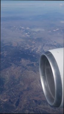 Uçağın penceresinden manzara. Türbinin yakın plan görüntüsü. 