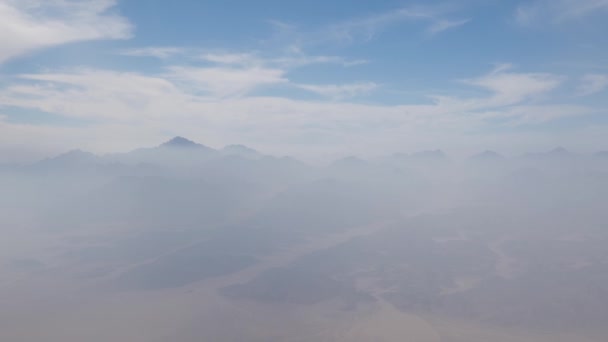 Uçağın sisli manzarasında çöl kumulları — Stok video