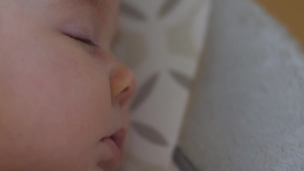 Adorable bebé de 2 meses durmiendo — Vídeo de stock