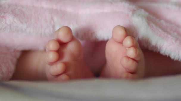 ロッカー上の2ヶ月の赤ん坊の足 — ストック動画