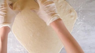 Elle yapılan kalp şeklinde pizza.