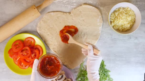 Close-up af påføring af duftende pizza sauce – Stock-video