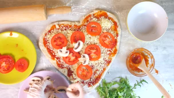 Gros plan des mains de la femme dans les gants mettre des légumes sur la pizza — Video