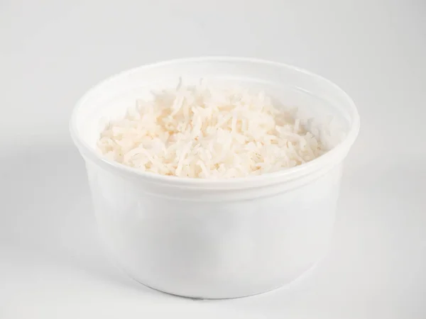 Beyaz plastik yemek kutusunda basit bir basmati pilavı. — Stok fotoğraf