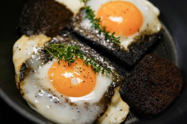 Kızartma tavasında kızarmış yumurta. 