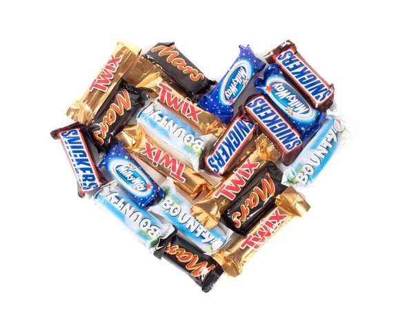 Tallinn, Estonsko - 07. února2022. Mixed minis snickers, twix, bounty, mars, milky way on white — Stock fotografie