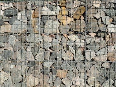 Gabion, tel örgüden yapılmış ve taşlarla dolu bir modüler muhafaza sistemi.