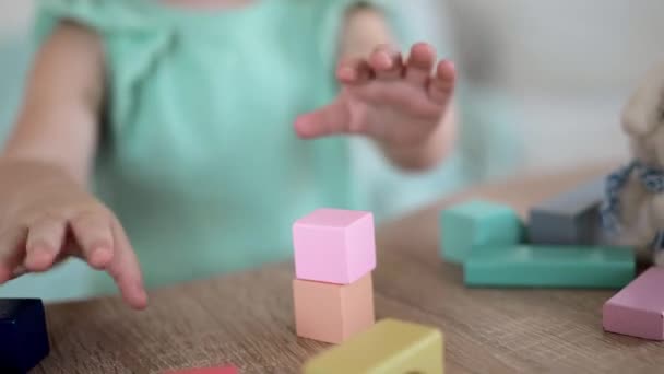 可爱的小女孩与五彩缤纷的木制立方体玩耍 — 图库视频影像