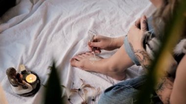 Henna ya da Mehendi Tatto 'yu bir kızın avucuna dizayn eden kadın. Yakın çekim.