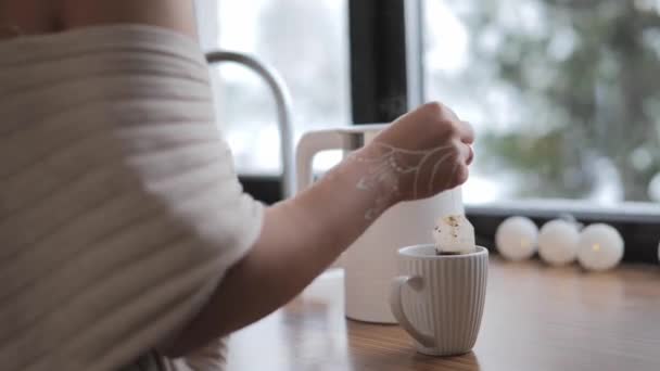 Woman hand pours hot tea of kettle into cup at home — Stock Video